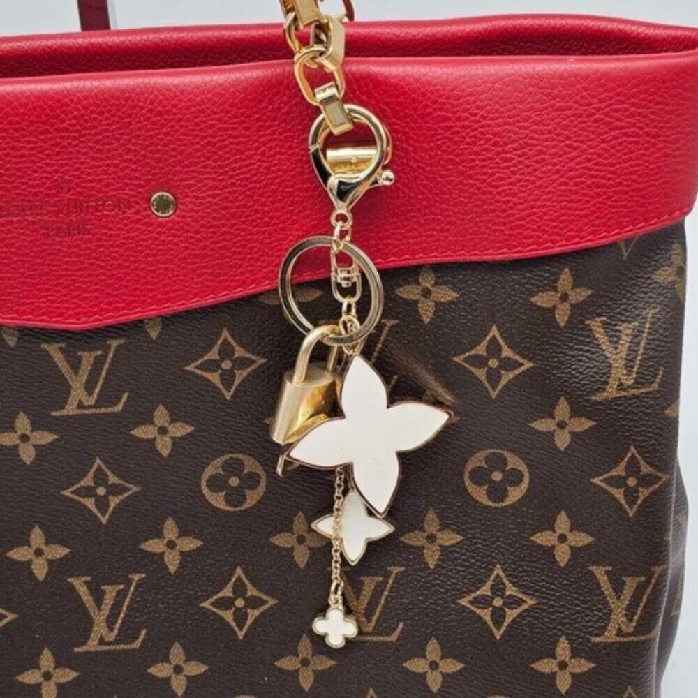 LV Authentic Gold Lock & Key 🔑 Luxury Bag Charm w/ Unbranded Flower Keychain - Picture 2 of 10